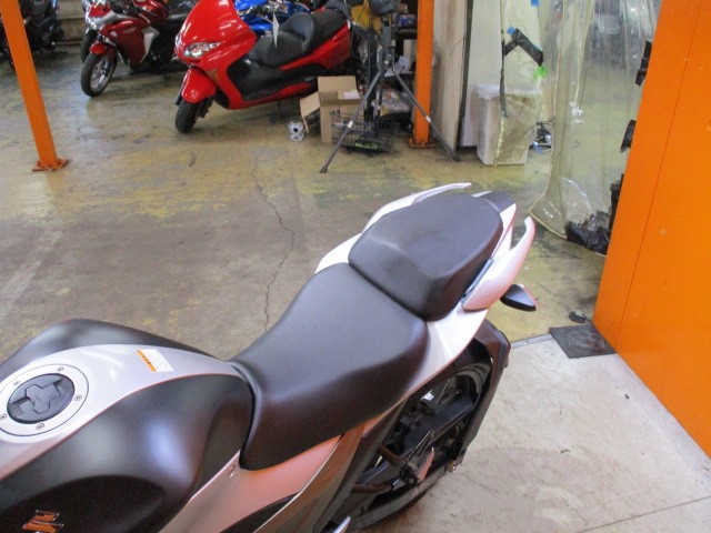 シートもこの通り破れもなければへたりもありません！タンデムも楽々のジグサー２５０！！